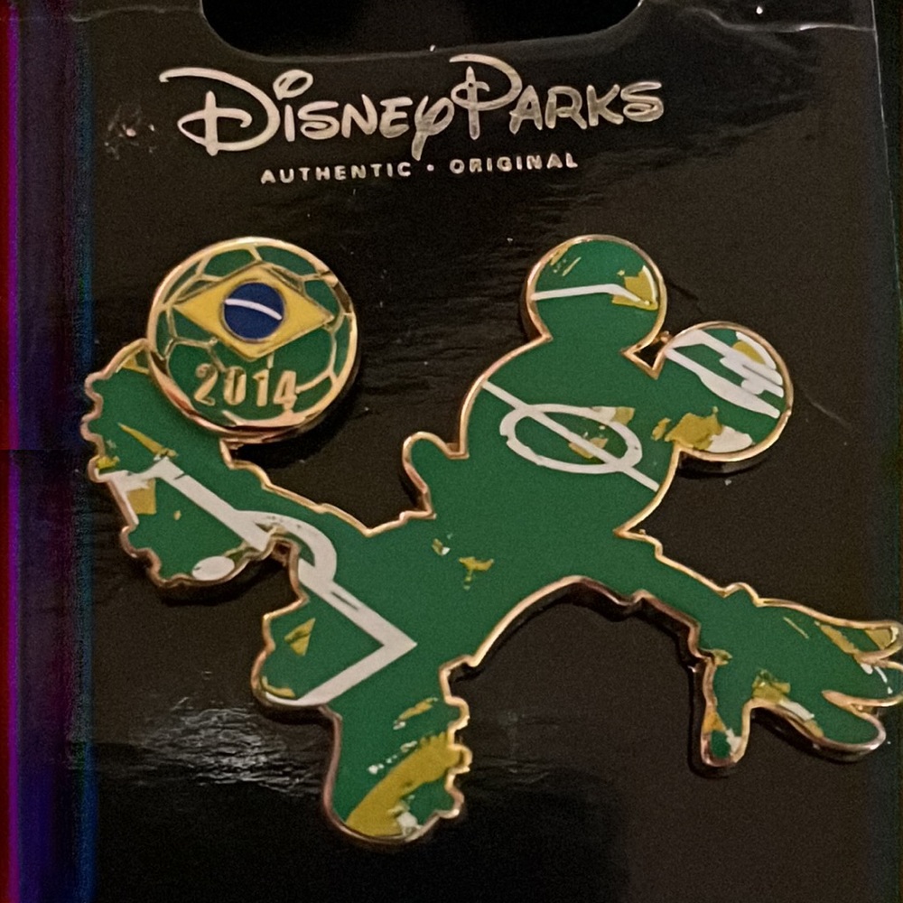 NWT Disney limited edition 2014 Mickey FIFA World Cup soccer pin - Picture 2 of 3